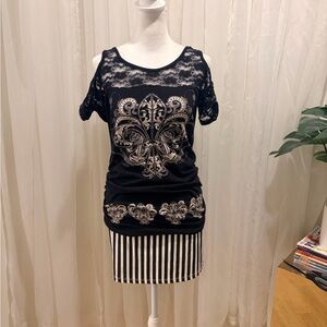 Hot Topic Black Graphic Tee with Ruched Sides and Cold-Shoulder detail size XL